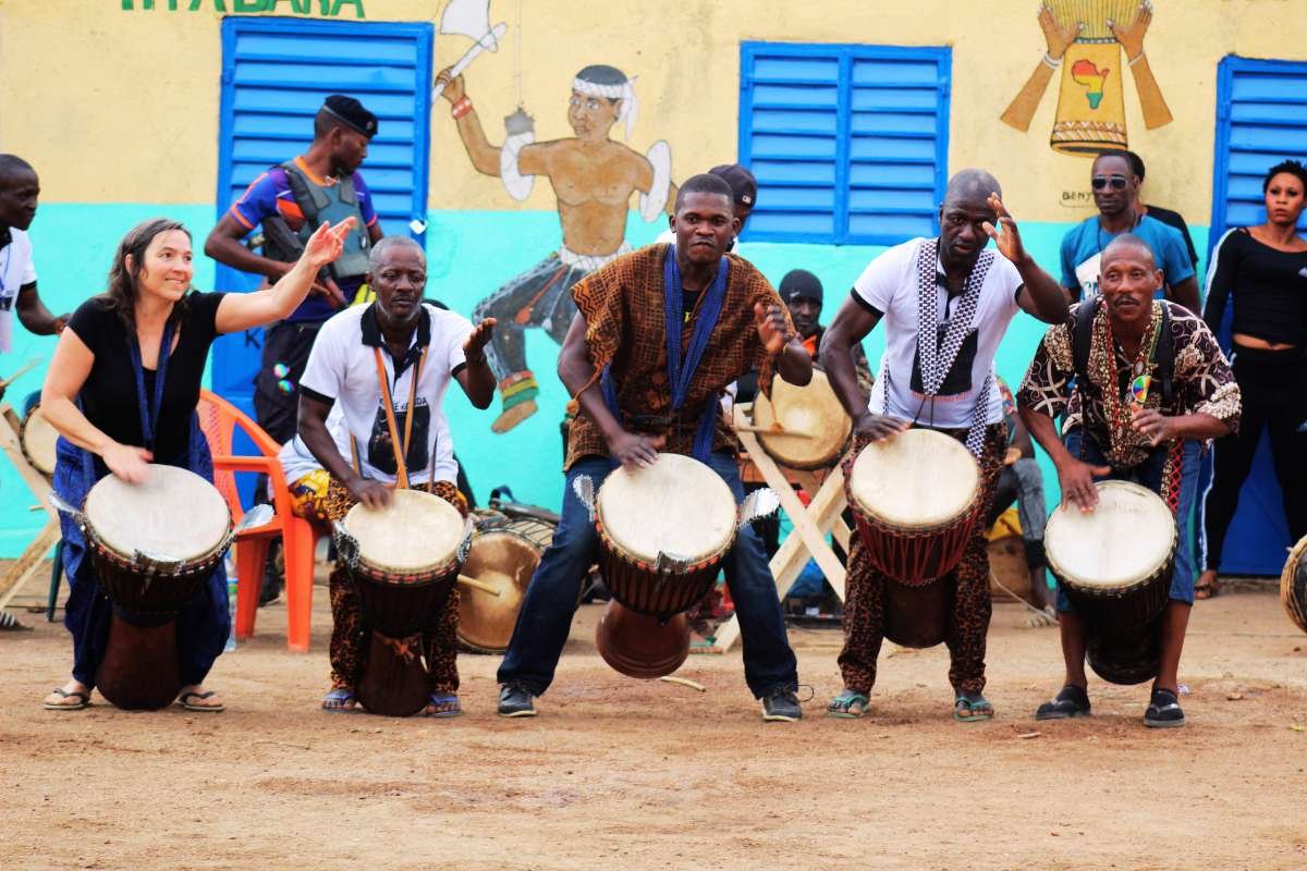 Billy Konaté und Karin Graf beim gemeinsamen Trommeln in Guinea