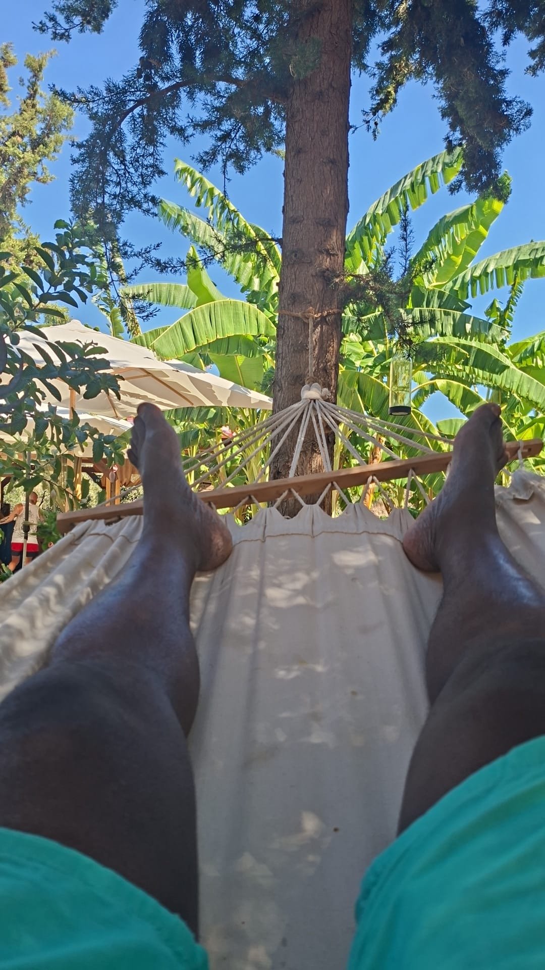 Billy Konaté in der Hängematte beim Workshop auf Kreta