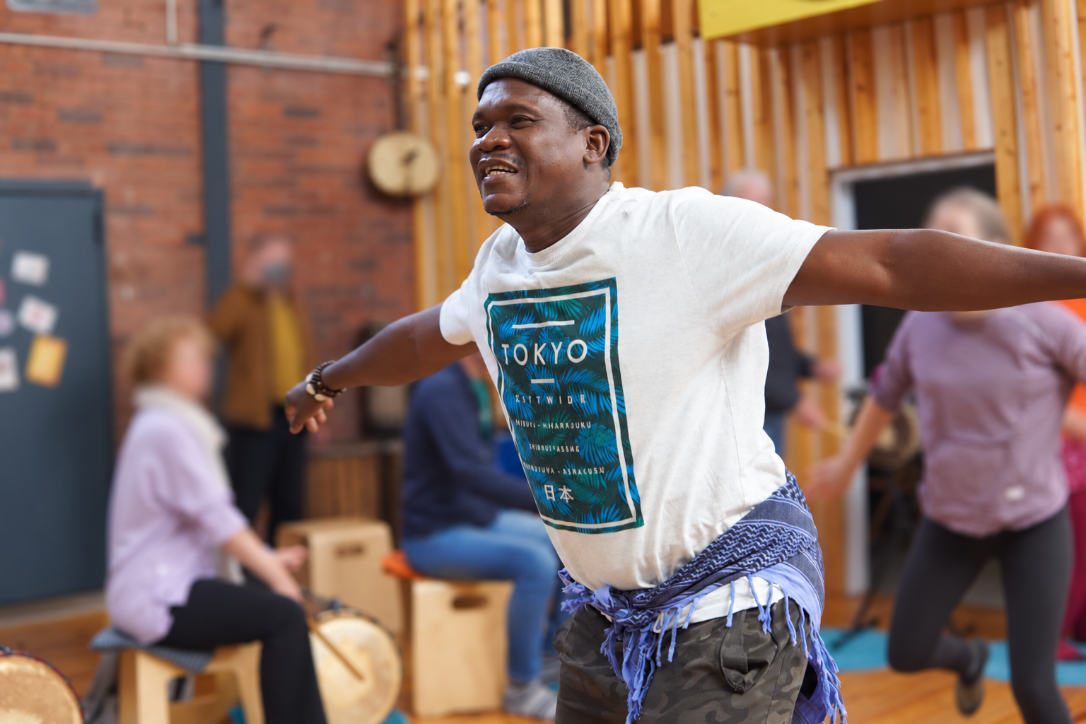 Billy Konaté leitet einen Tanzworkshop mit Teilnehmenden