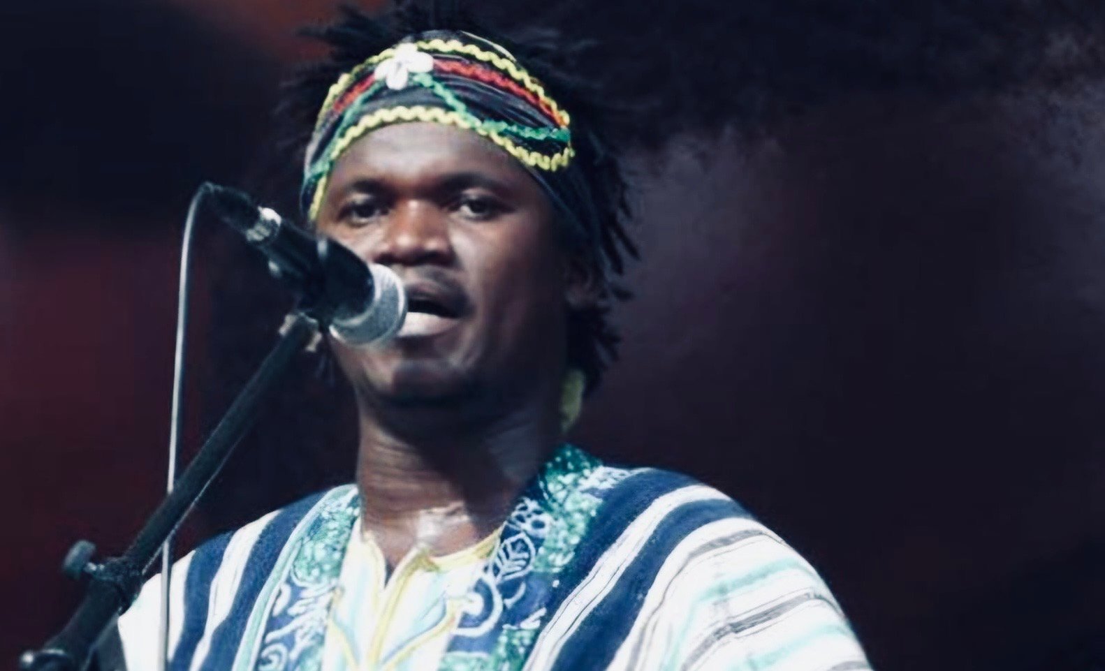 Billy Konaté singt am Mikrofon