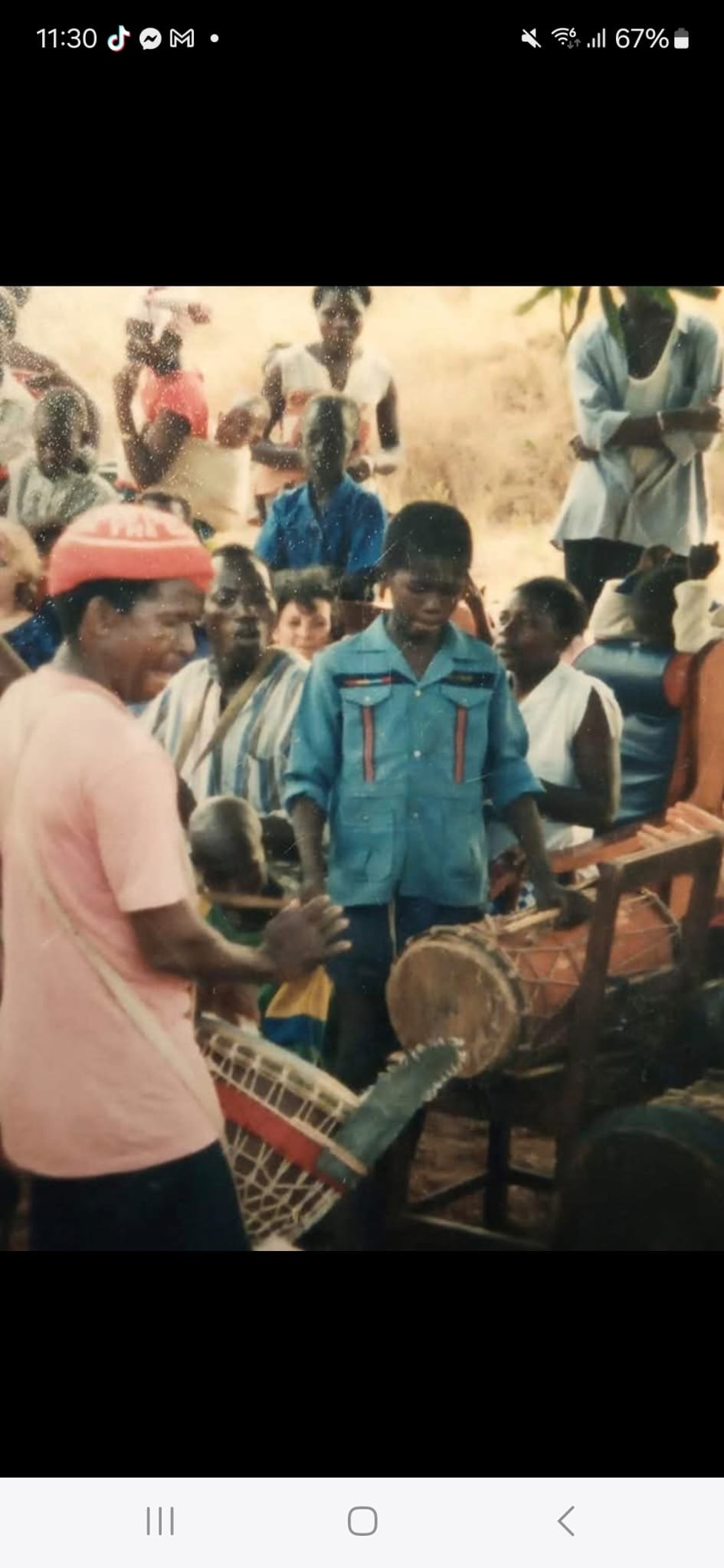 Famoudou Konaté im Vordergrund, Billy Konaté an der Dundun-Trommel