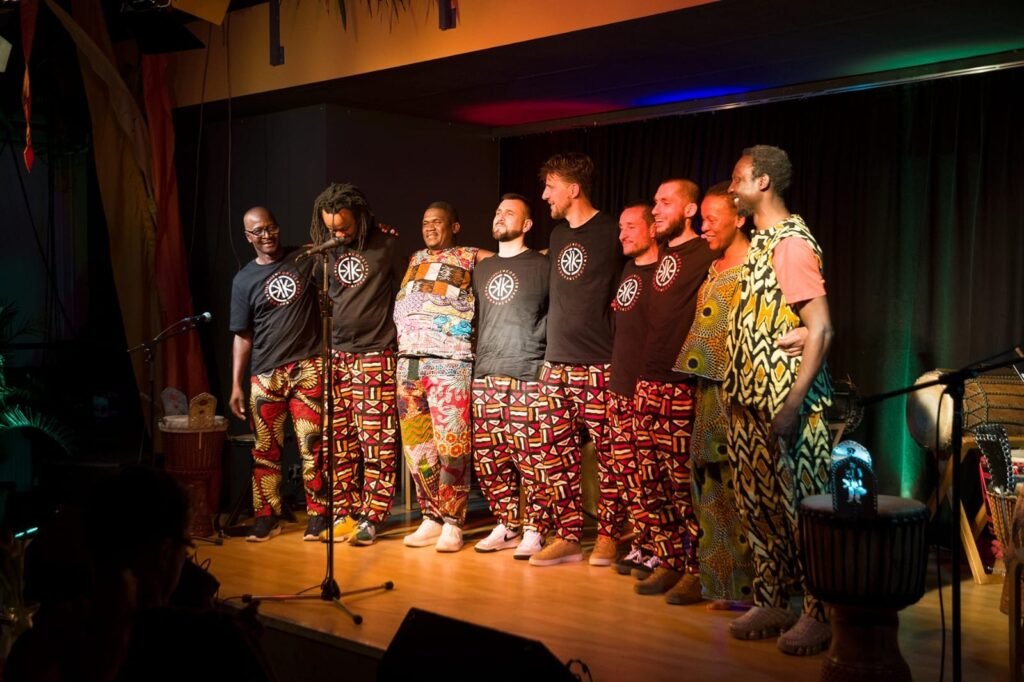 Billy Konaté mit Musikerinnen und Musikern nach einem gemeinsamen Bühnenauftritt