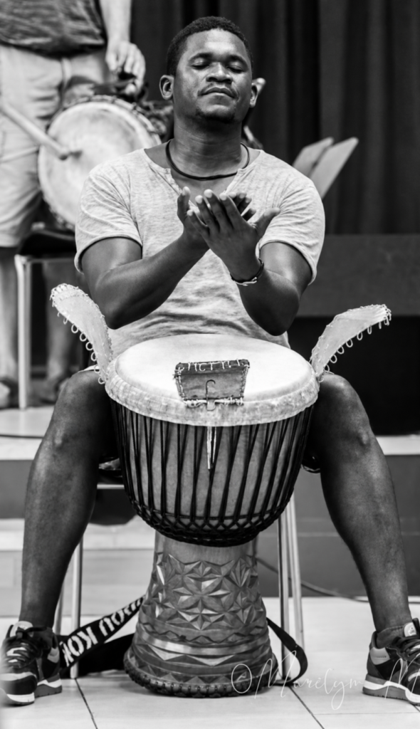 Der junge Billy Konaté an der Djembe