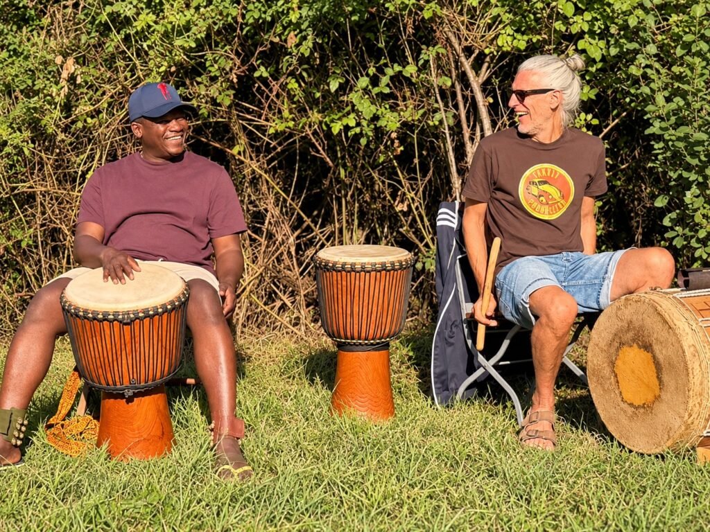 Billy Konaté und Dino Chinopoulos mit Djembe und Basstrommel im Freien
