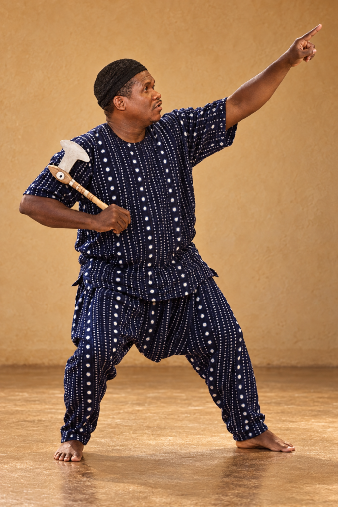 Billy Konaté führt beim Tanzworkshop den Tanz der Krieger vor