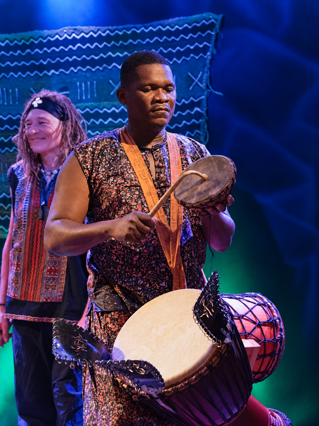 Billy Konaté mit Djembé beim Konzert in Graz; im Hintergrund Michael Amtmann