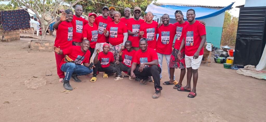 Billys Crew in Guinea als Gruppe in roten T-Shirts