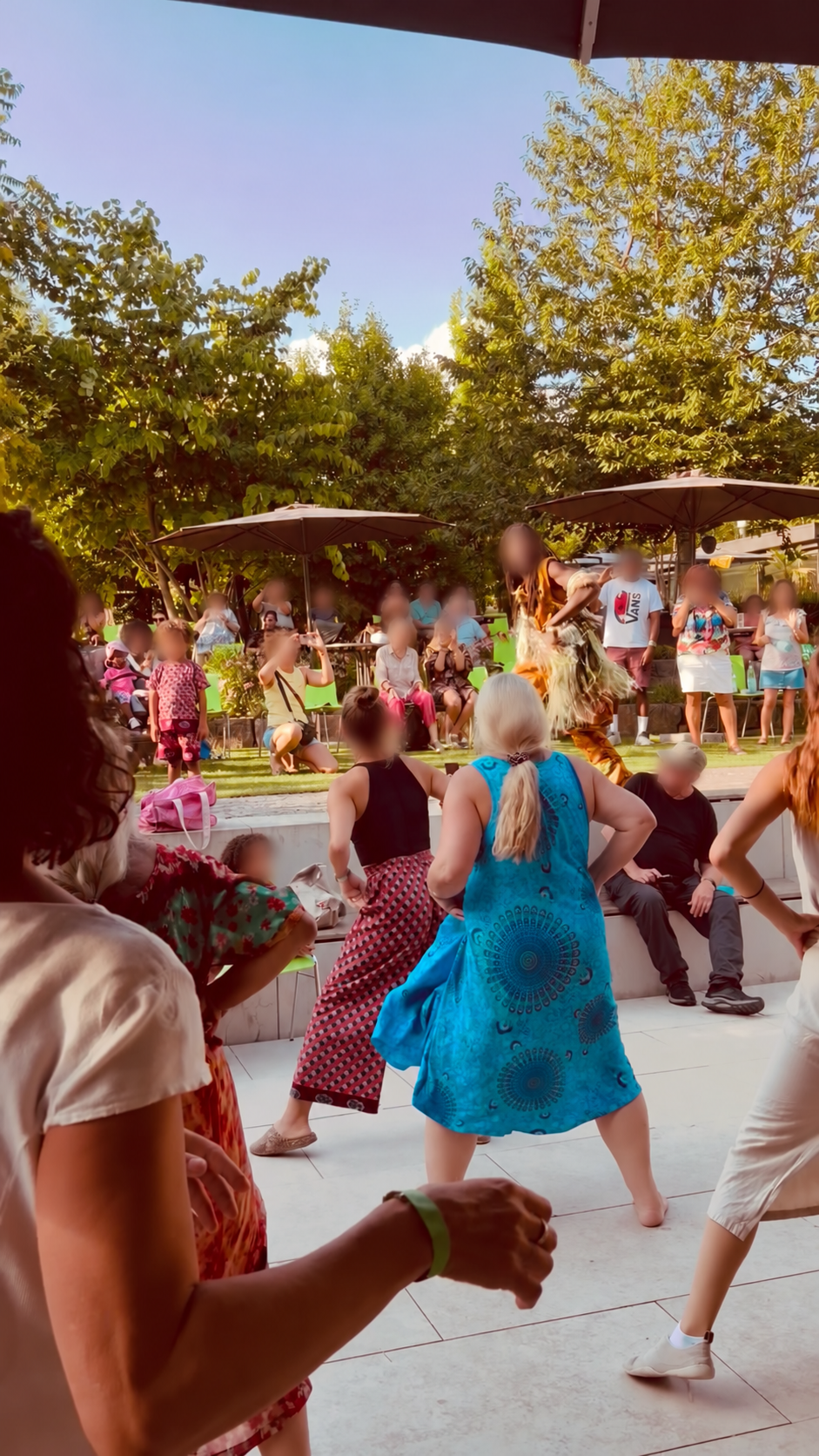 Gemeinsamer Tanz beim Afrika-Festival Wiesbaden 2026; Gesichter unkenntlich gemacht
